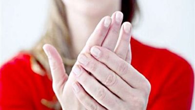 برودة الأطراف شتاء.. متى تتحول إلى مؤشر مرضي