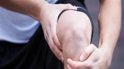 أسباب طقطقة الركبة وطرق علاجها بفعالية وأمان