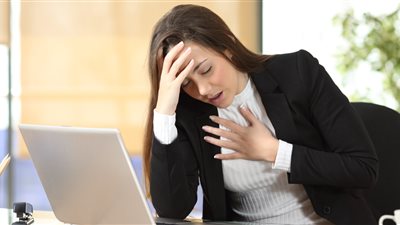 نوبة الهلع.. أسباب خفقان القلب وضيق التنفس المفاجئ