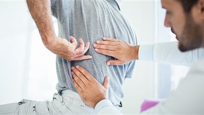 لماذا تتزايد إصابات الانزلاق الغضروفي وعرق النسا عند الشباب 
