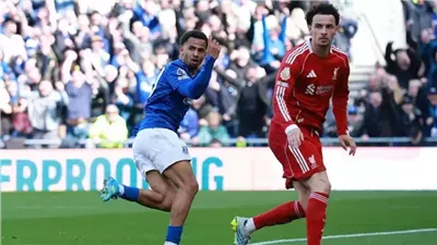 ليفربول يخطف فوزا قاتلاً أمام إيفرتون بنتيجة 2-1