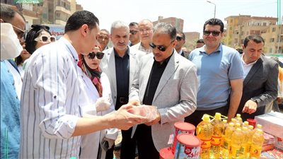 محافظ الشرقية يتفقد سوق «اليوم الواحد» بالزقازيق للاطمئنان علي توافر السلع وأسعارها 