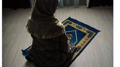 حكم ظهور الدم على الملابس أثناء الصلاة.. أمينة الفتوى توضح 