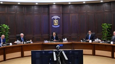 رئيس الوزراء يتابع جهود احتواء حريق السفينتين بدمياط ويؤكد انتظام العمل بالميناء