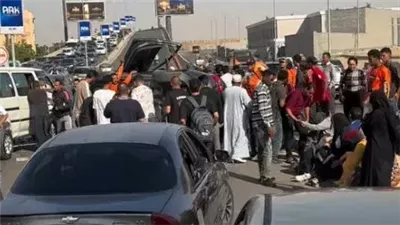 انقلاب سيارة ملاكي على محور جمال عبد الناصر بالقاهرة وتكدس مروري