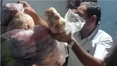حملة رقابية تضبط لحومًا ودواجن فاسدة داخل مطعم شهير بالمنيا