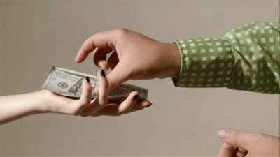 زوجة تطلب مصروفًا أكبر من احتياجاتها وتحتفظ بالفارق.. ما الحكم الشرعي؟