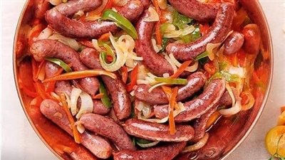 وجبة سريعة ولذيذة.. طريقة تحضير طاسة السجق البلدي في المنزل
