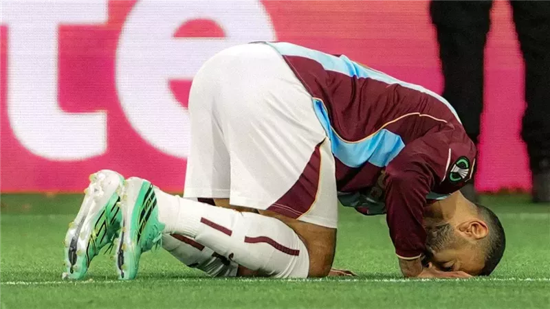 سجدة محمد صلاح في مباراة طرابزون وكوبس